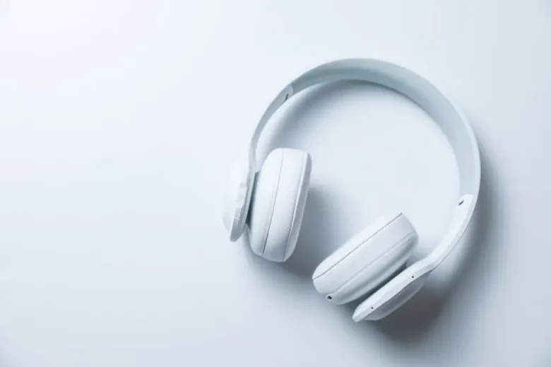 Noise cancelling headphones