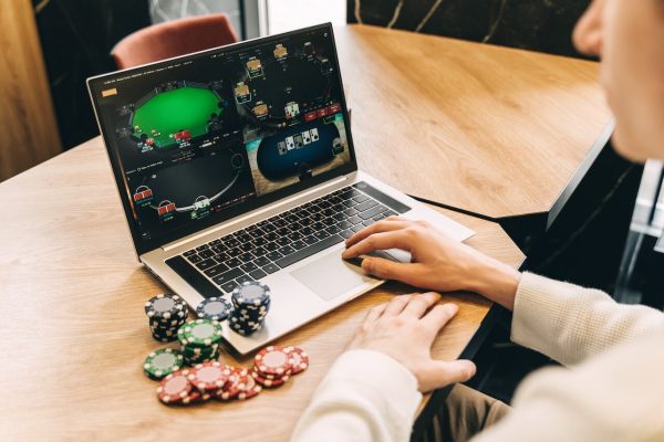 guy playing a poker freeroll tournament on his laptop