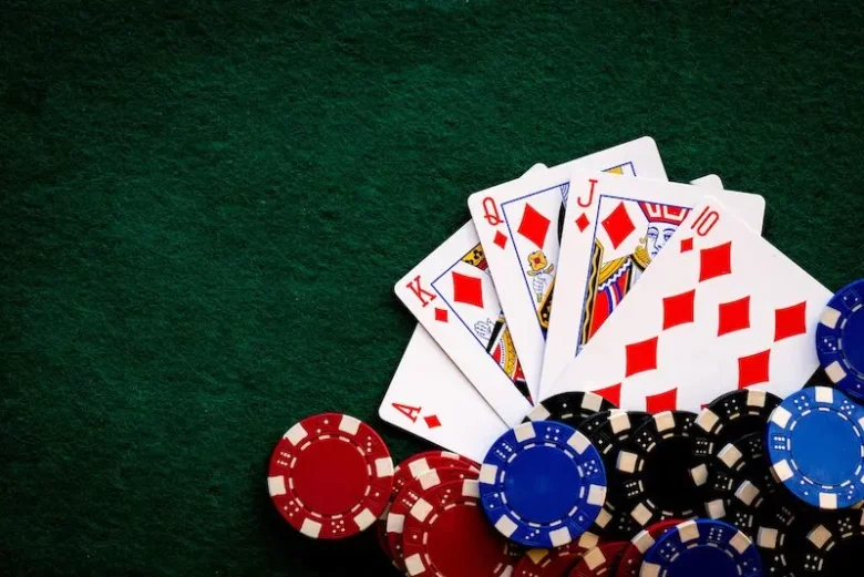 Sebuah straight flush dan chip poker