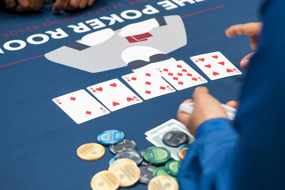 5 Cards with the pot and dealer in views